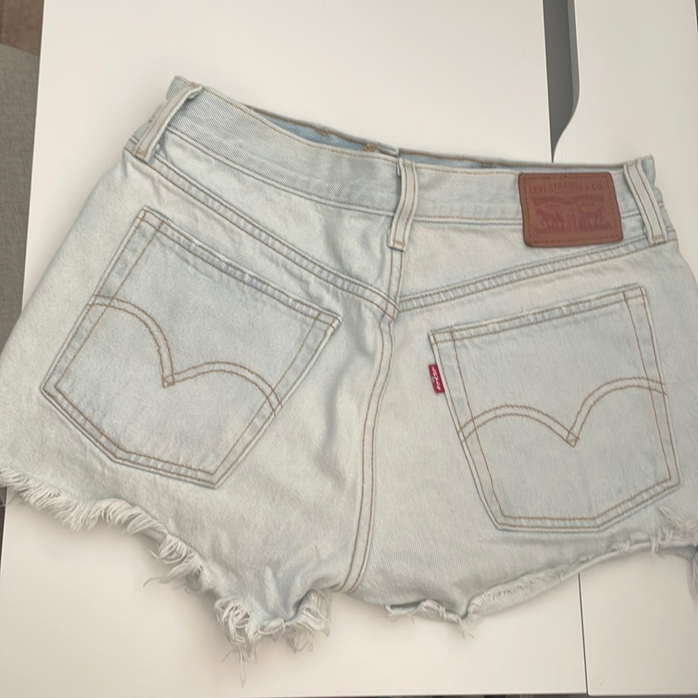 Levi shorts size 28